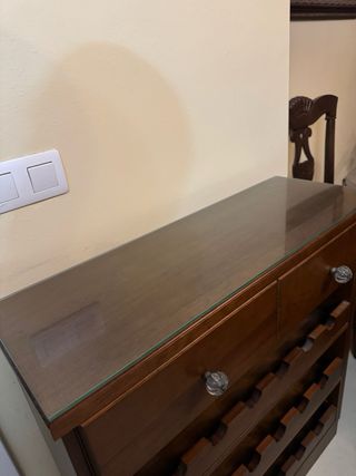 Mueble botellero de madera con cajones
