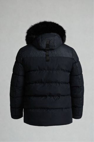 Chaqueta negra acolchada con capucha