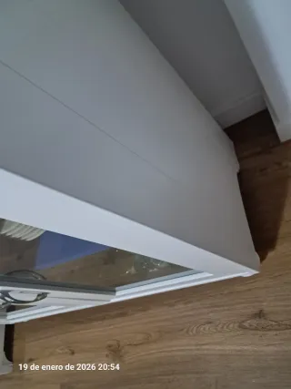 Mueble blanco y azul con puertas de cristal