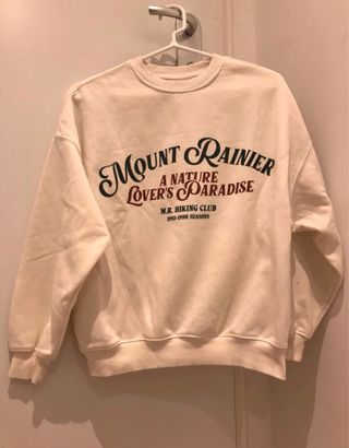 Sudadera Bershka Mount Rainier Beige.
