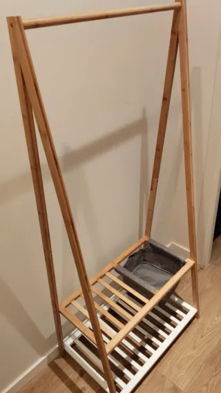 Perchero de madera con zapatero