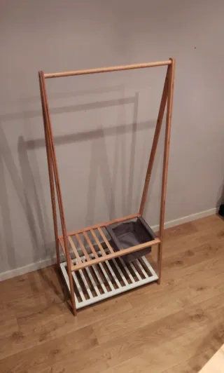 Perchero de madera con zapatero