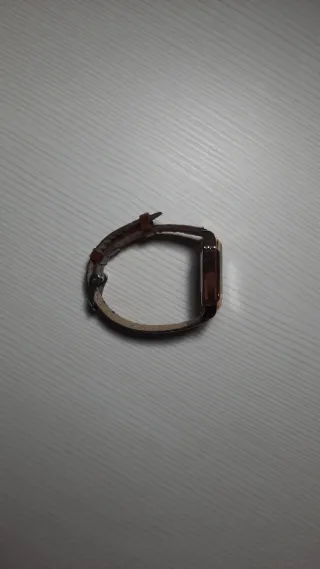 Reloj vintage marrón y dorado