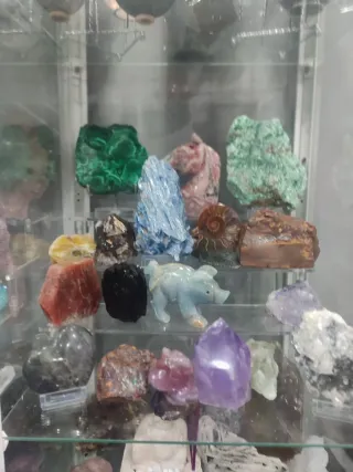 2 Estantería con minerales