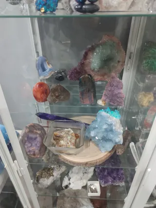 2 Estantería con minerales