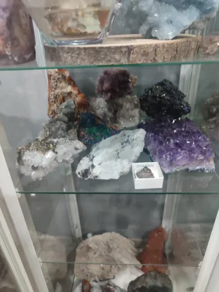 2 Estantería con minerales