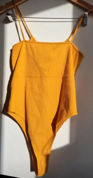 Body Pull&Bear amarillo con nudos