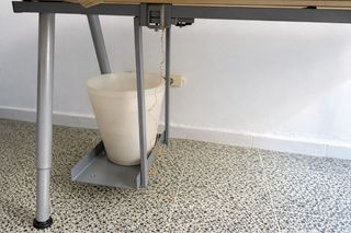 Dos mesas de oficina/estudio negra y plateada