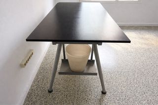 Dos mesas de oficina/estudio negra y plateada