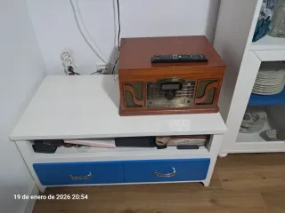 Mueble bajo blanco y azul con cajón