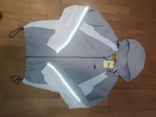 Cortavientos Corteiz gris y blanco