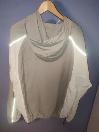 Cortavientos Corteiz gris y blanco