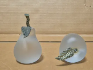 Frutas de cristal y latón decorativas