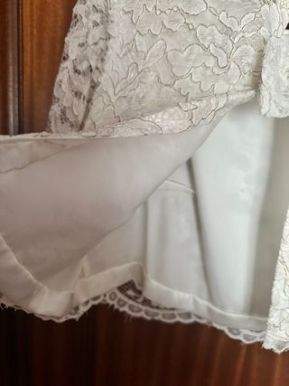 Blusa de encaje beige y dorado Talla M