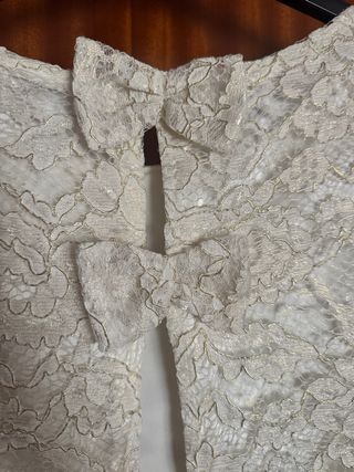 Blusa de encaje beige y dorado Talla M