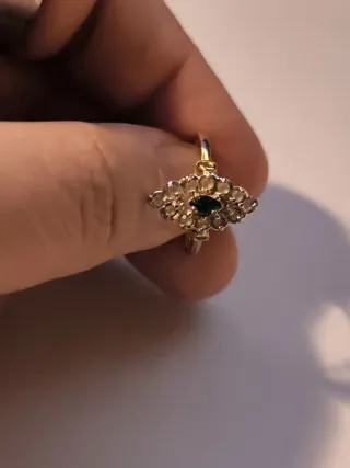 Anillo dorado con esmeralda y perlas