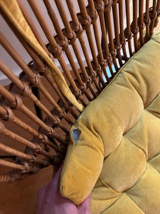 Sillas de ratán con cojín amarillo