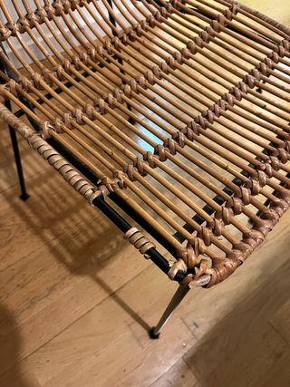 Sillas de ratán con cojín amarillo