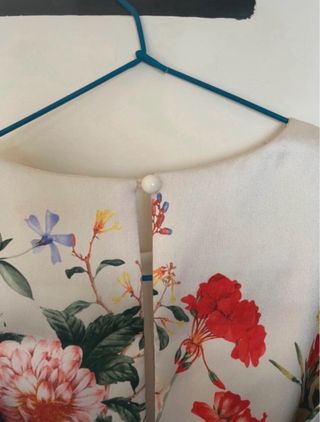 Vestido de fiesta floral con cinturón rojo