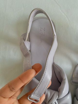 Sandalias planas lilas | Zara