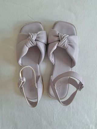 Sandalias planas lilas | Zara