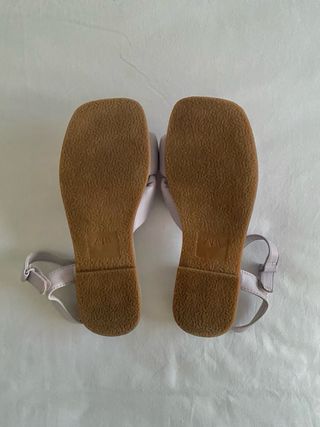 Sandalias planas lilas | Zara