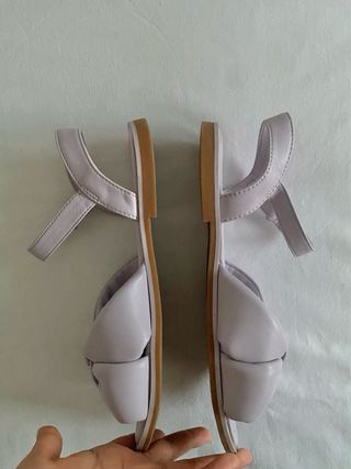 Sandalias planas lilas | Zara