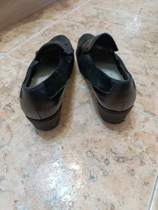 Zapatos negros con flecos