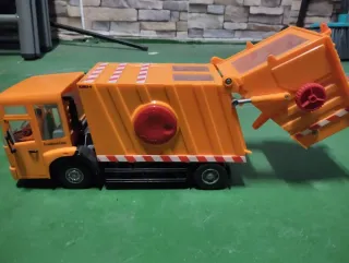 Camión de basura de juguete naranja