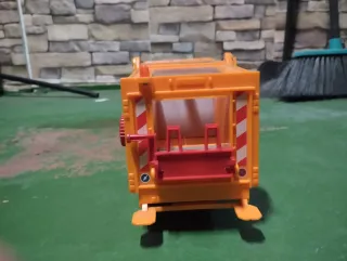 Camión de basura de juguete naranja