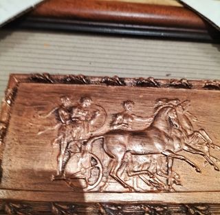 Cuadro relieve madera estilo clásico