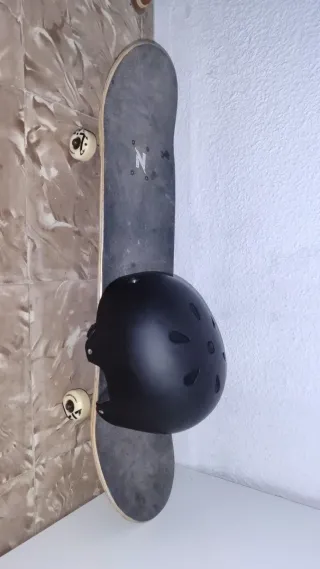 Skate verde y casco negro