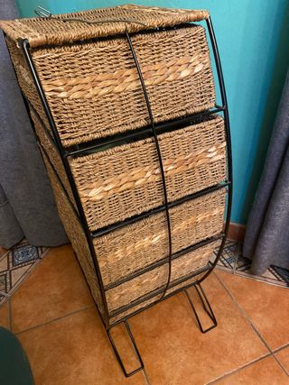 Mueble cajonera de mimbre y metal