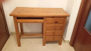 Escritorio de madera provenzal.