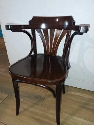 Sillas de bar de madera oscura