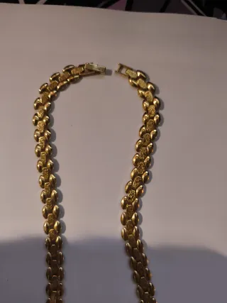 Collar dorado con perla y detalles brillantes