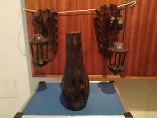 Florero y 2 candelabros colgantes, madera rústica.