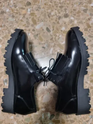 Zapatillas de mujer marca H&D negras de Charol