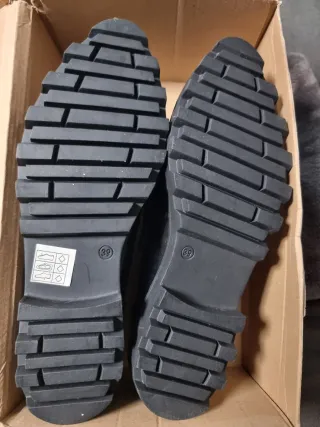 Zapatillas de mujer marca H&D negras de Charol