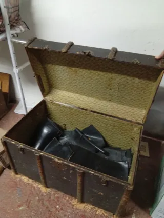 Baúl antiguo de madera y metal