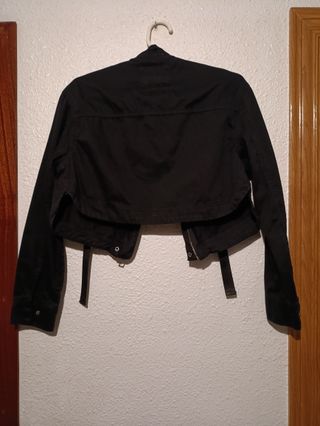 Chaqueta corta Bershka negra Talla M