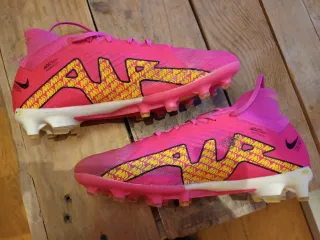 Botas de fútbol Nike pink/yellow.