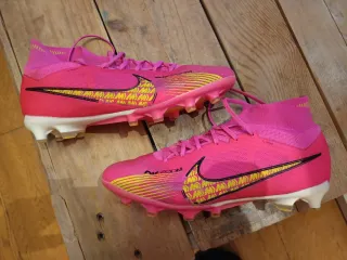 Botas de fútbol Nike pink/yellow.