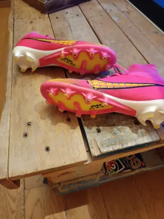 Botas de fútbol Nike pink/yellow.