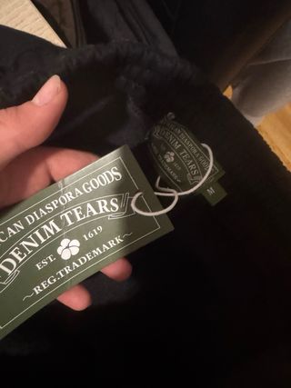 Pantalones negros con estampado floral blanco