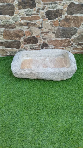 Pila de piedra rústica para jardín