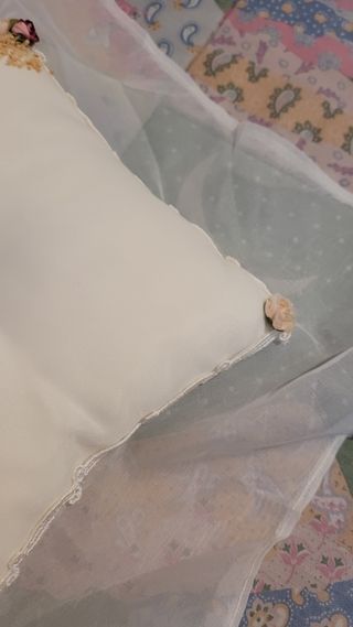 Cojín para alianzas blanco con adornos