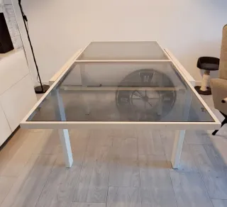 Mesa extensible cristal y metal