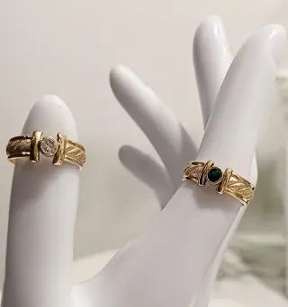Anillo Oro 14/20 con circonita verde y blanca.