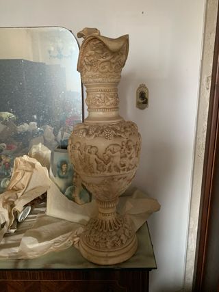 Brocca in gesso con cherubini